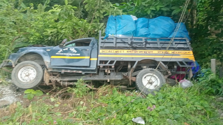 ফরিদপুরে নিয়ন্ত্রণ হারিয়ে মহাসড়কের পাশে মিনি পিকআপ উল্টে দুর্ঘটনা